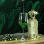Drizzling cold pressed extra virgin olive oil from El Más Verde Novo bottle