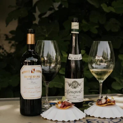 Elegant wine setting with CUNE Crianza