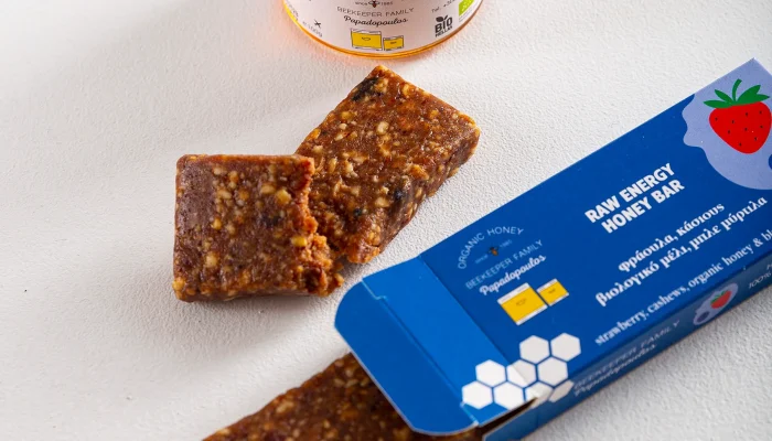 Natural fruit energy bar with strawberries, blueberries, and organic honey – Beekeeper Family Natural fruit energy bar with strawberries, blueberries, and organic honey – Beekeeper Family